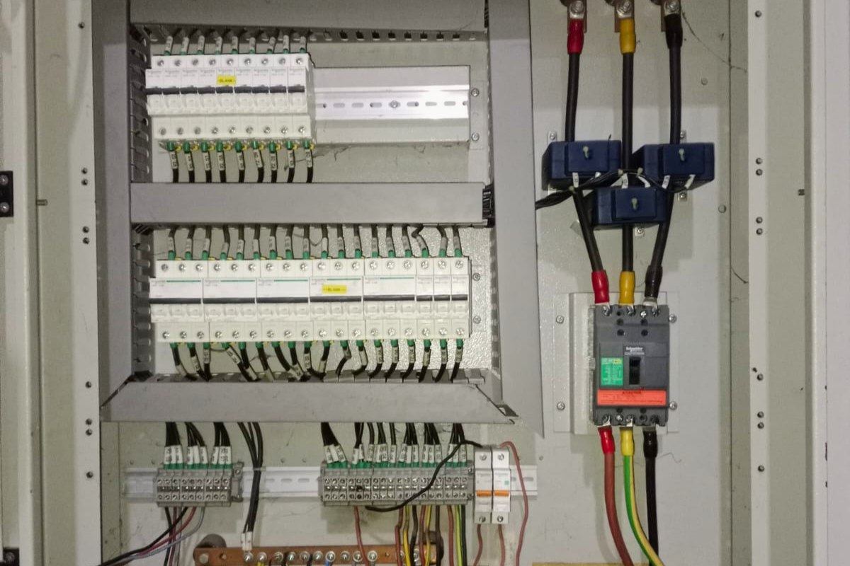 instalasi panel listrik oleh teknisi profesional